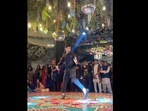 Pakistani man grooves to Hindi songs at a wedding.(Instagram/@rayyansheikh123) Pakistani man grooves to Hindi songs at a wedding.(Instagram/@rayyansheikh123)