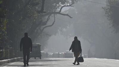 Commuters out on a cold morning at Mandi House in New Delhi on Wednesday (HT Photo/Raj K Raj) Commuters out on a cold morning at Mandi House in New Delhi on Wednesday (HT Photo/Raj K Raj)