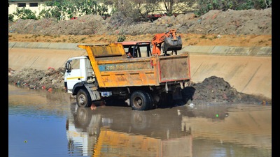 MC machines cleaning Sidhwan canal in Ludhiana on Wednesday (Harvinder Singh/HT) MC machines cleaning Sidhwan canal in Ludhiana on Wednesday (Harvinder Singh/HT)