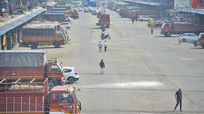 Navi Mumbai, India - February 01, 2023: APMC Vegetable Market wears a deserted look during bandh called by Mathadi workers over various pending issues, at Vashi, in Navi Mumbai, India, on Wednesday, February 01, 2023. (Photo by Bachchan Kumar/HT PHOTO) (HT PHOTO) Navi Mumbai, India - February 01, 2023: APMC Vegetable Market wears a deserted look during bandh called by Mathadi workers over various pending issues, at Vashi, in Navi Mumbai, India, on Wednesday, February 01, 2023. (Photo by Bachchan Kumar/HT PHOTO) (HT PHOTO)