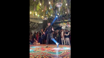 Pakistani man grooves to Hindi songs at a wedding. (Instagram/@rayyansheikh123)