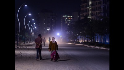 Pune, India - Dec. 20, 2018: People were winter clothes as temperature dropes in Pune, India, on Thursday, December 20, 2018. (Photo by Milind Saurkar/Hindustan Times) (Milind Saurkar/HT Photo) Pune, India - Dec. 20, 2018: People were winter clothes as temperature dropes in Pune, India, on Thursday, December 20, 2018. (Photo by Milind Saurkar/Hindustan Times) (Milind Saurkar/HT Photo)