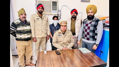 Snatcher who was declared as proclaimed offender arrested by the police in Ludhiana on Wednesday. (HT Photo)