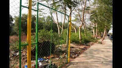 The mangrove fencing left incomplete by NMMC at Sector- 20, Airoli in Navi Mumbai, India. (Photo by Bachchan Kumar/ HT PHOTO) (HT PHOTO) The mangrove fencing left incomplete by NMMC at Sector- 20, Airoli in Navi Mumbai, India. (Photo by Bachchan Kumar/ HT PHOTO) (HT PHOTO)