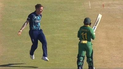 Sam Curran celebrates after dismissing Temba Bavuma in SA vs ENG 2nd ODI (Twitter)