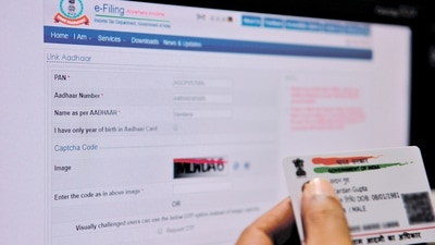 PAN can be linked with Aadhaar on the income tax department’s website after paying a fee of ₹1000, (Photo: Mint) (MINT_PRINT) PAN can be linked with Aadhaar on the income tax department’s website after paying a fee of ₹1000, (Photo: Mint) (MINT_PRINT)