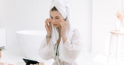Correct way to remove your makeup, as advised by beauty and skincare experts (Photo by EKATERINA BOLOVTSOVA on Pexels) Correct way to remove your makeup, as advised by beauty and skincare experts (Photo by EKATERINA BOLOVTSOVA on Pexels)
