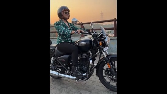 Divyanka Tripathi Dahiya is riding her brand new Royal Enfiled Meteor Steller 350 bike.(Instagram/@divyankatripathidahiya)