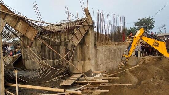 Locals alleged that the contractor, despite their objections carried on building the bridge by using substandard materials (HT Photo)