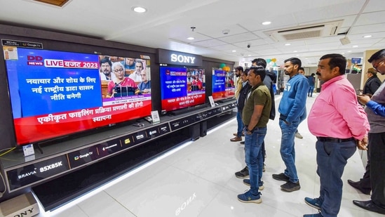 People watch finance minister Nirmala Sitharaman presenting the Union Budget 2023-24.(PTI)