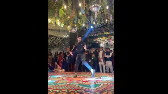 Pakistani man grooves to Hindi songs at a wedding.(Instagram/@rayyansheikh123)