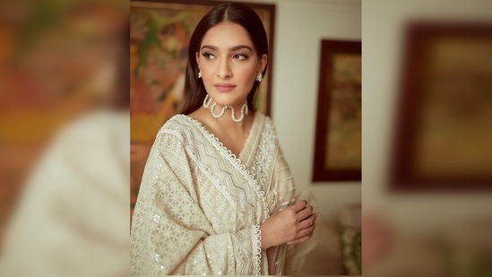 Sonam Kapoor paired her 6-yards with a magnificently embroidered chikankari dupatta which she elegantly draped on one shoulder. (Instagram/@sonamkapoor)