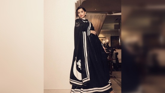 Sonam Kapoor completed her regal look with a pearl jewellery set, comprising a choker, floral earrings and ring. (Instagram/@sonamkapoor)