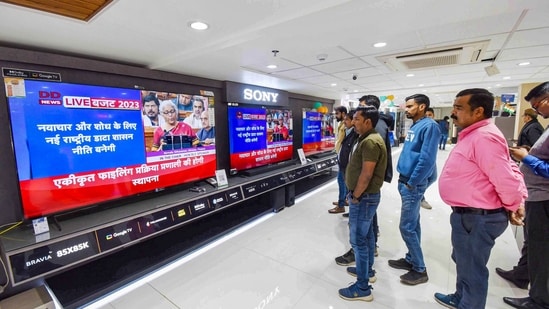Budget 2023: People watch Finance Minister Nirmala Sitharaman presenting the Union Budget 2023-24 in Parliament, at an electronics store in Patna, Wednesday.(PTI)