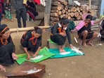 Kiren Rijiju shares video of Naga people spinning clothes.(Twitter/@KirenRijiju) Kiren Rijiju shares video of Naga people spinning clothes.(Twitter/@KirenRijiju)