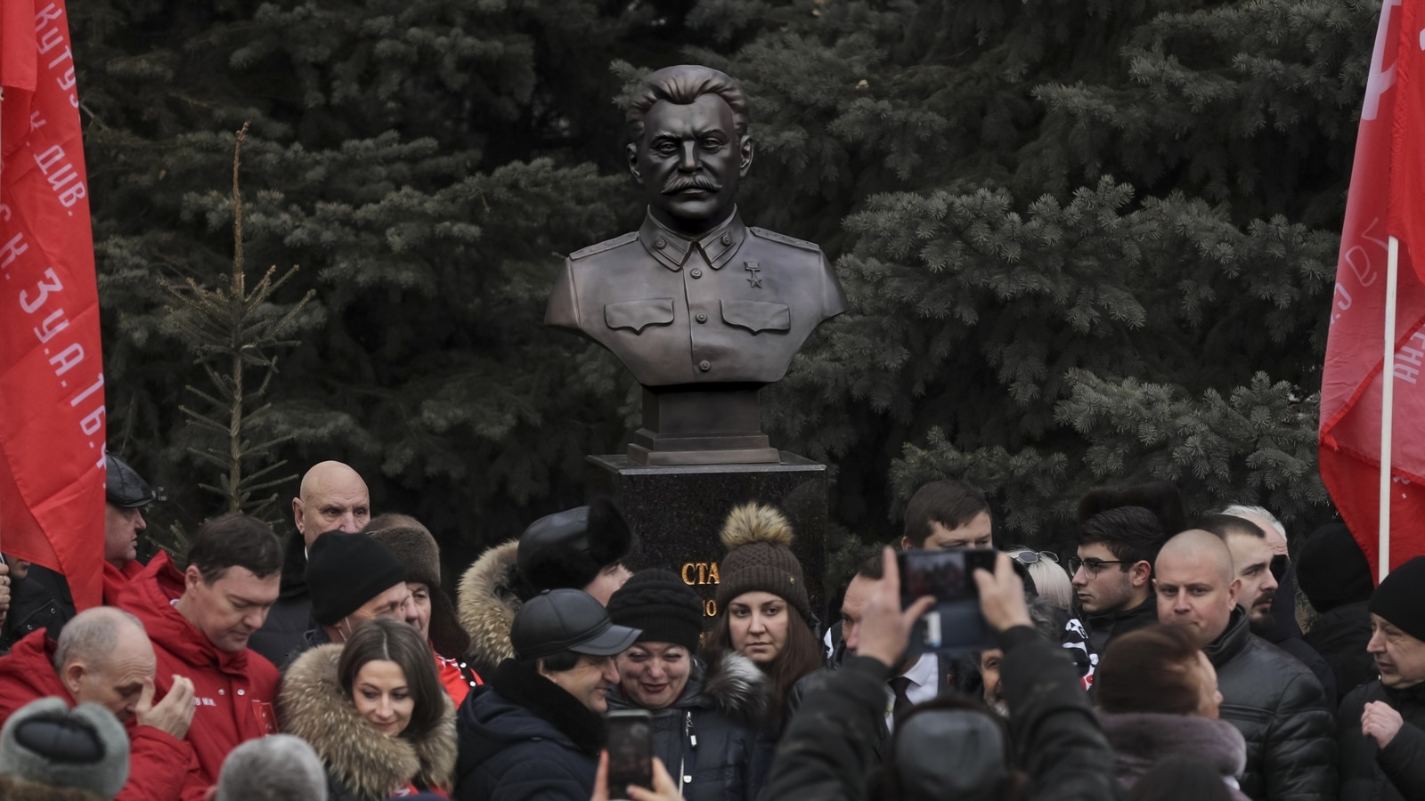 Russians mark Stalingrad anniversary in shadow of Ukraine conflict