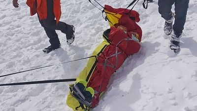 Rescuers carry the dead body of the Polish national who died in an avalanche in Hapatkhud Kangdori area of Gulmarg on February 1. (AFP) Rescuers carry the dead body of the Polish national who died in an avalanche in Hapatkhud Kangdori area of Gulmarg on February 1. (AFP)