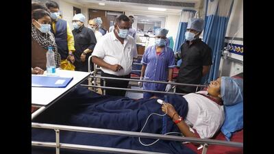 Jharkhand minister of health and family welfare Banna Gupta with Jharia MLA Purnima Niraj Singh meets an injured person of the Dhanbad fire incident, at a hospital on Thursday. (ANI)