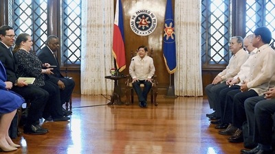 Philippines-US: Philippine President Ferdinand Marcos Jr talks with US Secretary of Defense Lloyd James Austin. (AP) Philippines-US: Philippine President Ferdinand Marcos Jr talks with US Secretary of Defense Lloyd James Austin. (AP)