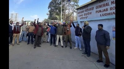 Punjab Roadways contractual employees holding protest against the authorities outside the workshop at ISBT in Ludhiana on Thursday. (Harvinder Singh/HT) Punjab Roadways contractual employees holding protest against the authorities outside the workshop at ISBT in Ludhiana on Thursday. (Harvinder Singh/HT)