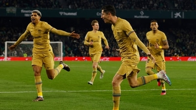 Soccer Football - LaLiga - Real Betis v FC Barcelona - Estadio Benito Villamarin, Seville, Spain - February 1, 2023 FC Barcelona's Robert Lewandowski celebrates scoring their second goal with teammates REUTERS/Marcelo Del Pozo (REUTERS)
