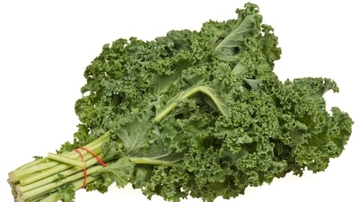 Kale: Kale is also a nutrient powerhouse. Along with toxin-binding fiber, kale contains the anti-inflammatory omega-3 fatty acid alpha- linolenic acid (ALA) as well as detox- supporting minerals like magnesium and manganese. Kale also contains chlorophyll, a green pigment that can help bind and eliminate heavy metals. (pixabay) Kale: Kale is also a nutrient powerhouse. Along with toxin-binding fiber, kale contains the anti-inflammatory omega-3 fatty acid alpha- linolenic acid (ALA) as well as detox- supporting minerals like magnesium and manganese. Kale also contains chlorophyll, a green pigment that can help bind and eliminate heavy metals. (pixabay)