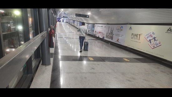 A regular flyer has to find his way through the maze to eventually get a cab. The elderly are the worst affected. (HT PHOTO) A regular flyer has to find his way through the maze to eventually get a cab. The elderly are the worst affected. (HT PHOTO)