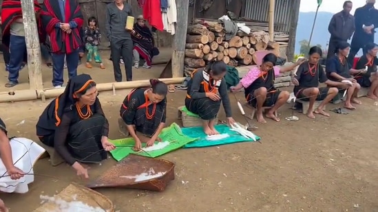 Kiren Rijiju shares video of Naga people spinning clothes.(Twitter/@KirenRijiju)