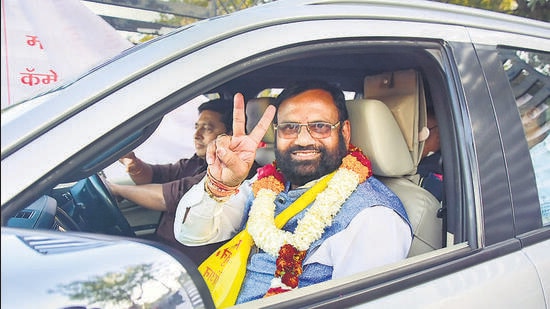 Nagpur: MVA's candidate Sudhakar Adbale flashes the victory sign after winning from Nagpur teachers' seat in the Maharashtra Legislative Council elections, in Nagpur, Thursday, Feb. 2, 2023. (PTI Photo)(PTI02_02_2023_000251B) (PTI)