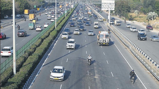 The accident spot at NH-48 near Iffco chowk elevated road in Gurugram. (Parveen Kumar/HT PHOTO) The accident spot at NH-48 near Iffco chowk elevated road in Gurugram. (Parveen Kumar/HT PHOTO)