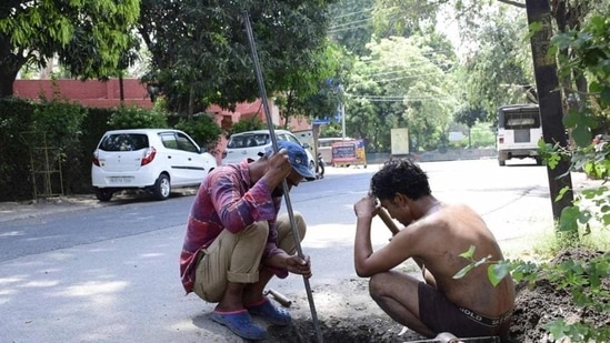 The government told Parliament last year that at least 321 people died in the past five years from cleaning drains. (HT Photo) The government told Parliament last year that at least 321 people died in the past five years from cleaning drains. (HT Photo)