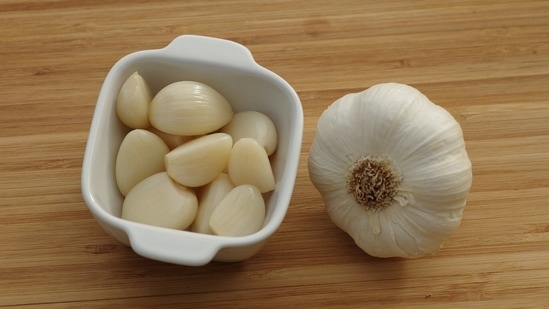 Garlic: Garlic contains what we call organo-sulfur compounds, which can boost detoxification enzymes while supporting ideal levels of detoxifying nutrients like glutathione and sulfur. It also helps to decrease the symptoms of toxicity, including headaches, blood pressure, and irritability.(pixabay)