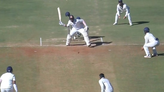 Hanuma Vihari playing a shot with one hand during his knock against Madhya Pradesh in the quarter-final of the ongoing Ranji Trophy. (Twitter)