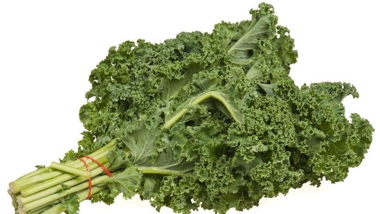 Kale: Kale is also a nutrient powerhouse. Along with toxin-binding fiber, kale contains the anti-inflammatory omega-3 fatty acid alpha- linolenic acid (ALA) as well as detox- supporting minerals like magnesium and manganese. Kale also contains chlorophyll, a green pigment that can help bind and eliminate heavy metals.(pixabay)