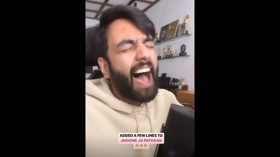 Yasharj Mukhate singing Jhoome Jo Pathaan from the film Pathaan starring Shah Rukh Khan and Deepika Padukone. (Instagram/@yashrajmukhate)