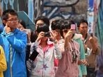 Tourists taking photos at the Berlin Wall(Wolfram Steinberg/dpa/picture alliance) Tourists taking photos at the Berlin Wall(Wolfram Steinberg/dpa/picture alliance)