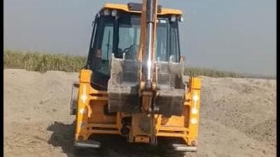 A DSP posted at Gharaunda in Karnal district claimed that he had a narrow escape when he tried to stop a dumper involved in illegal mining at Garhibehral village. (HT Photo)