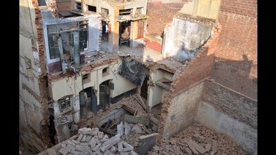 A part of a dilapidated century old building collapsed in old city area in Ludhiana on Friday. (Harvinder Singh/HT)