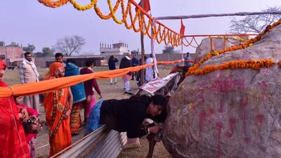 Locals visiting Ram Sevak Puram in Ayodhya on Friday to worship two Dev Shilas (rocks) that have been brought from Nepal. (Ravinder Singh/HH) Locals visiting Ram Sevak Puram in Ayodhya on Friday to worship two Dev Shilas (rocks) that have been brought from Nepal. (Ravinder Singh/HH)