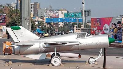 Model of a fighter jet made from waste material installed at Samajik Parivartan crossing ahead of the summit to be held in Lucknow. (DEEPAK GUPTA/HT PHOTO) Model of a fighter jet made from waste material installed at Samajik Parivartan crossing ahead of the summit to be held in Lucknow. (DEEPAK GUPTA/HT PHOTO)