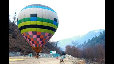 Tourists enjoying a hot air balloon ride in Manali on Friday. (Aqil Khan /Hindustan Times) Tourists enjoying a hot air balloon ride in Manali on Friday. (Aqil Khan /Hindustan Times)