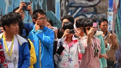 Tourists taking photos at the Berlin Wall (Wolfram Steinberg/dpa/picture alliance) Tourists taking photos at the Berlin Wall (Wolfram Steinberg/dpa/picture alliance)