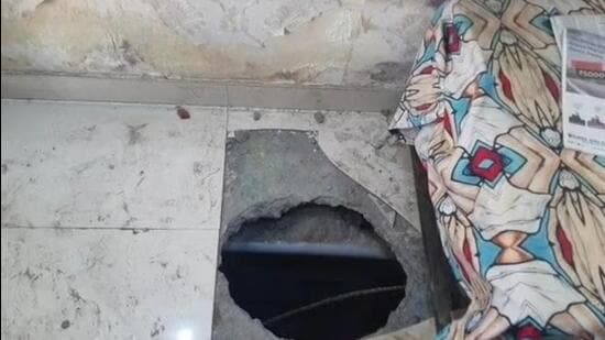 Deepak Kumar, the owner of the jewellery shop in Rithani area of Meerut, discovered the burglary attempt when he opened the shop on Thursday morning. Deepak Kumar, the owner of the jewellery shop in Rithani area of Meerut, discovered the burglary attempt when he opened the shop on Thursday morning.