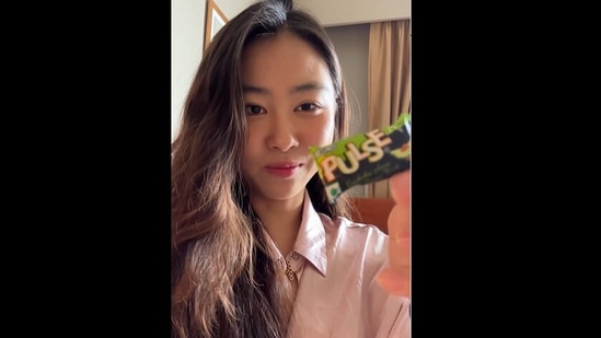 South Korean woman tries Pulse candy and shares her experience. (Instagram/@mhyochi.png)