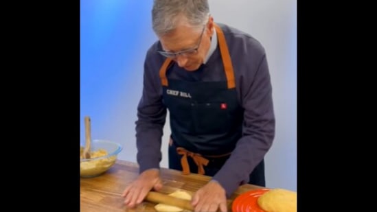 The image, taken from the video shared by Eitan Bernath, shows Bill Gates making roti.(Twitter/@EitanBernath)