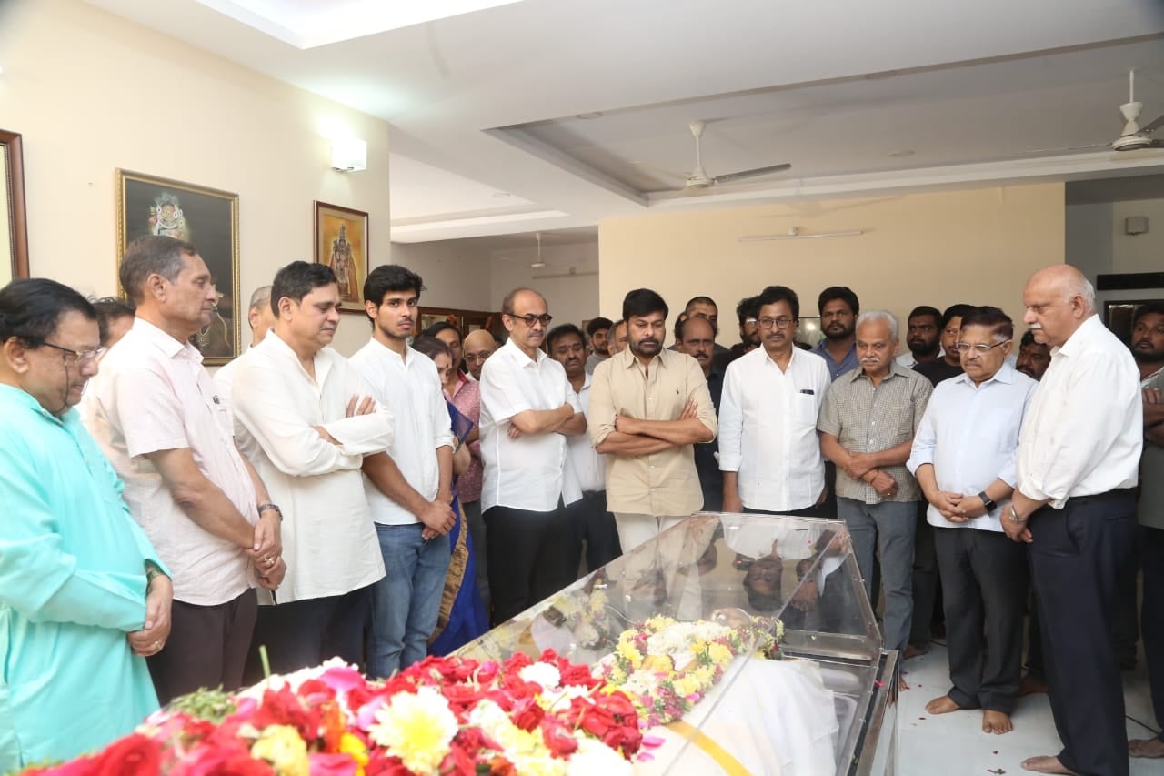 Chiranjeevi attends K Viswanath's last darshan.