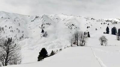 A fresh avalanche hit Gulmarg on Saturday morning, however, no loss of life or property was reported. (ANI)