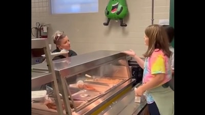 Children learn ASL to communicate with cafeteria worker. (Twitter/@DannyDeraney)
