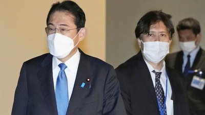 Senior aide to the prime minister Masayoshi Arai, right, walks next to Prime Minister Fumio Kishida (File/ AP) Senior aide to the prime minister Masayoshi Arai, right, walks next to Prime Minister Fumio Kishida (File/ AP)