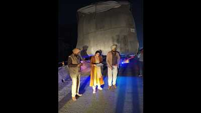 Regional Transport Authority (RTA) secretary Poonam Preet Kaur conducted random checking of vehicles and issued challans to violators late Friday night. Seven vehicles were issued challans of which two were impounded. (HT Photo)